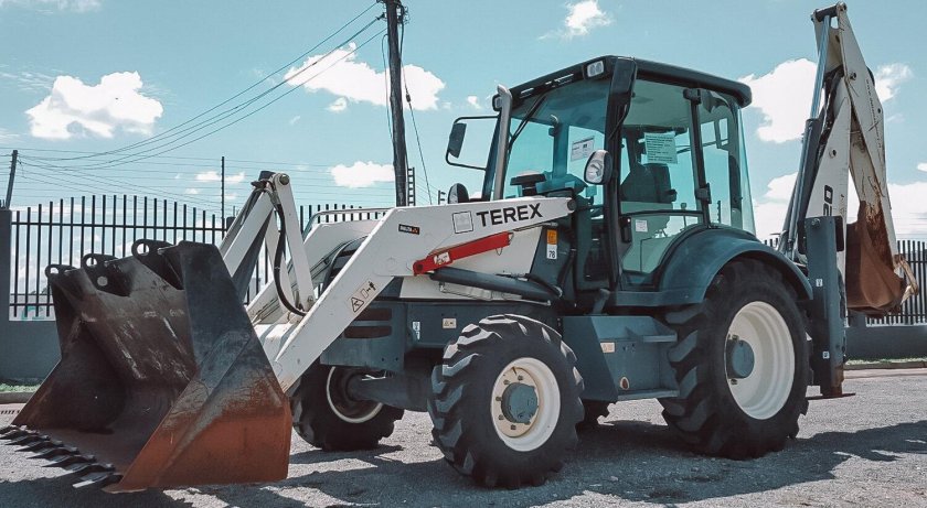 Экскаватор-погрузчик Terex TLB 825