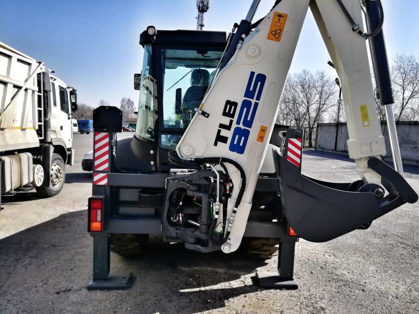 Трактор Terex TLB-825