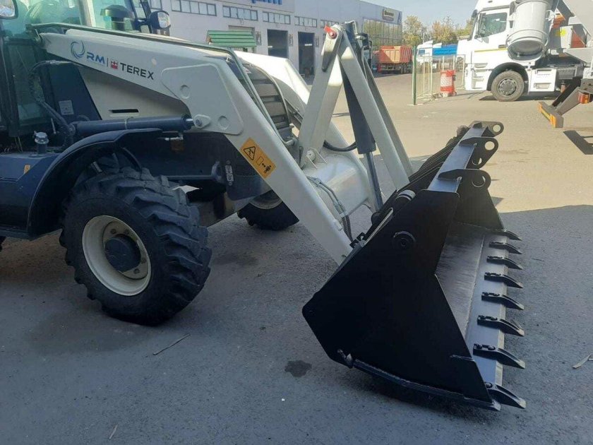 TLB 825-RM экскаватор-погрузчик