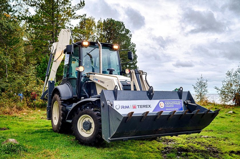 Трактор Terex TLB-825