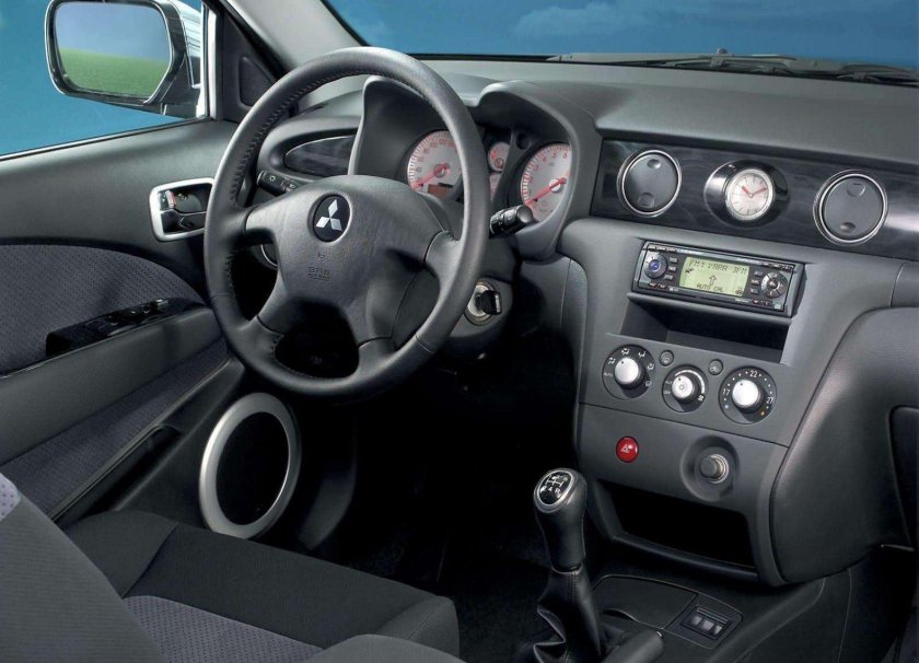 Мицубиси Аутлендер 1 салон