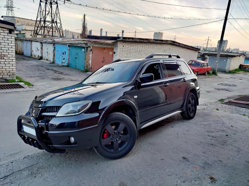 Митсубиси Аутлендер 1