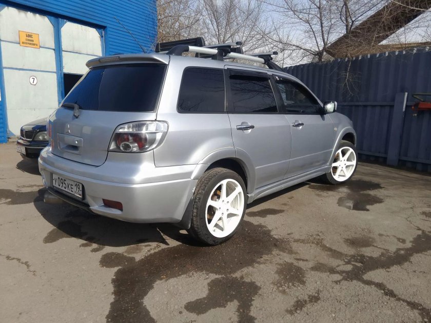 Mitsubishi Outlander 1