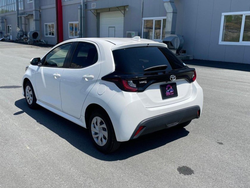 Белая тойота