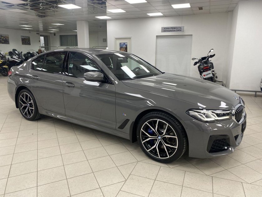 Тонкая машина серая седан