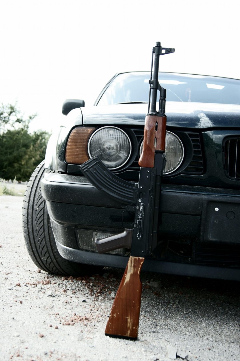 БМВ е34 с АК 47