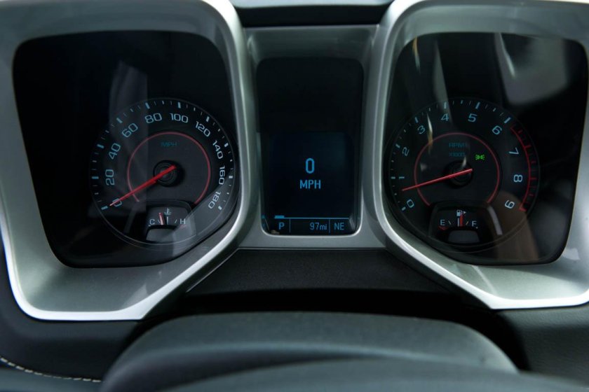 Шевроле Камаро 2021 салон спидометр