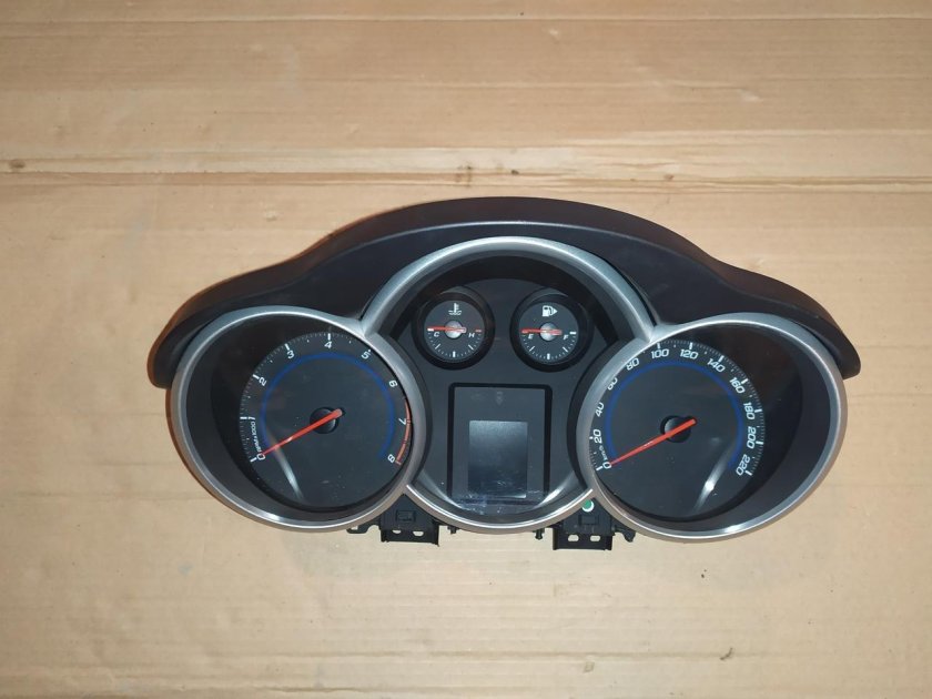 Chevrolet Cruze приборная панель