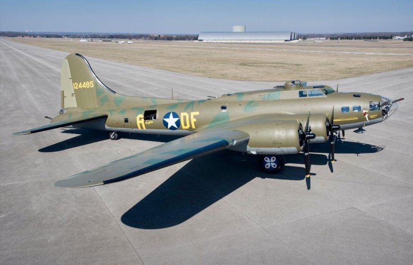Cамолет b-17f Memphis Belle