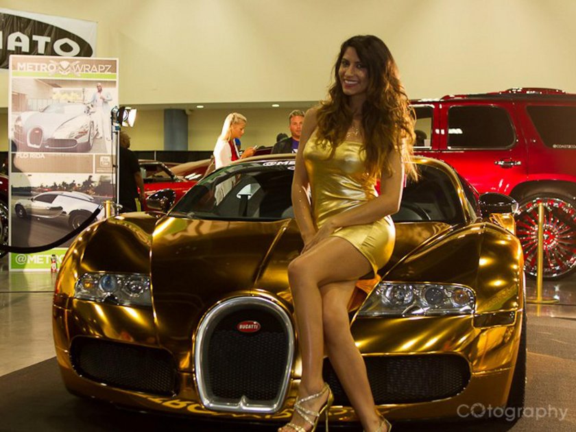 Красивые девушки и автомобили автошоу