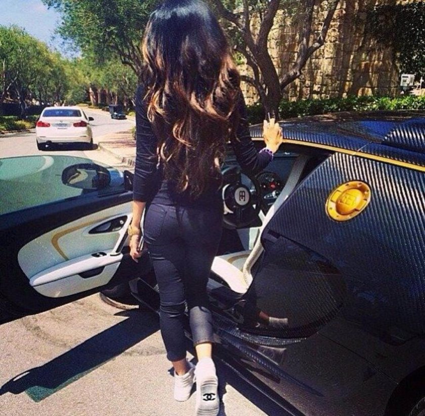 Брюнетка со спины