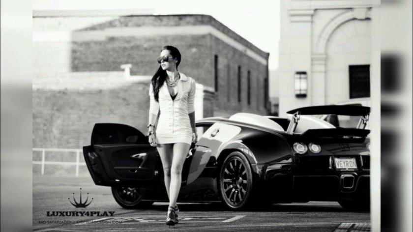 Девушка в машине