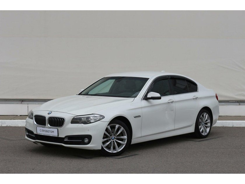 BMW 520 2013 белого цвета