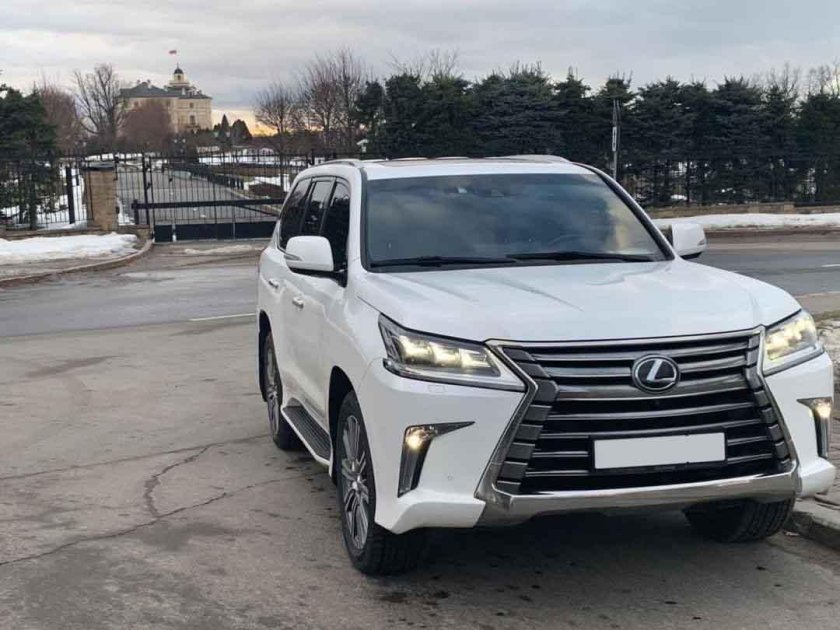 Lexus LX 570 белый