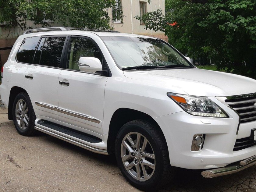 Белый лексус