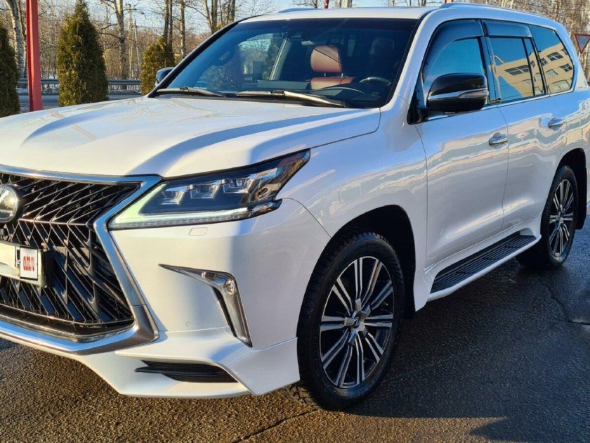 Лексус ЛХ 570 2018 белый