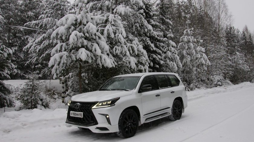 Белый Лексус LX 570 зимой