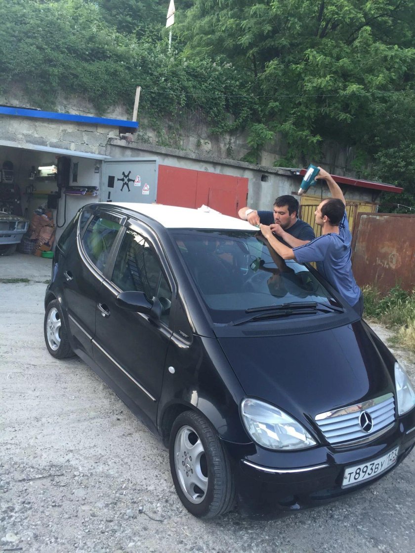 Черная крыша на белом авто