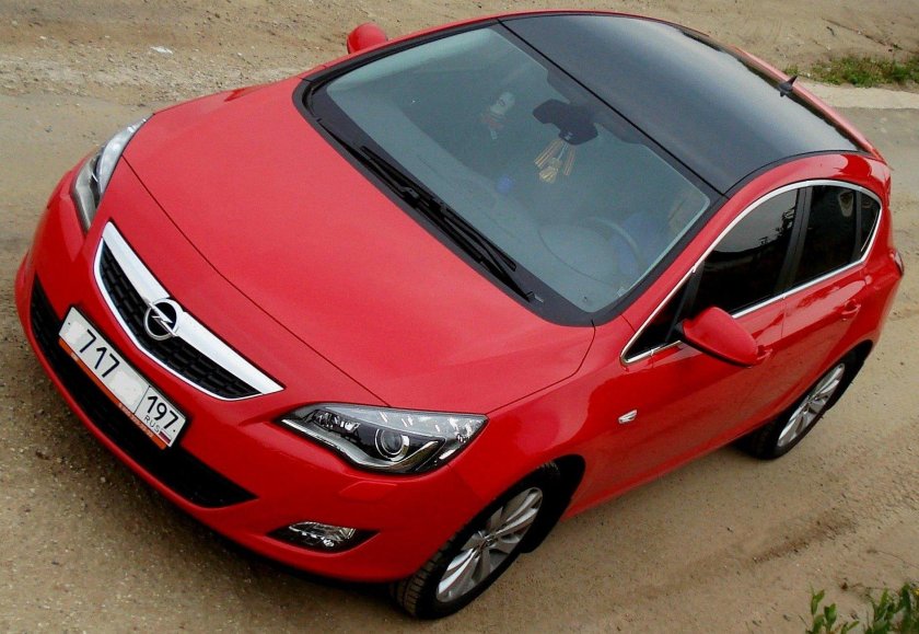 Opel Astra GTC красная