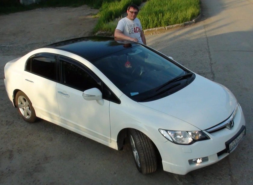 Белая машина с черной крышей