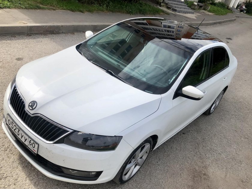 Белая машина с черной крышей как называется ромб