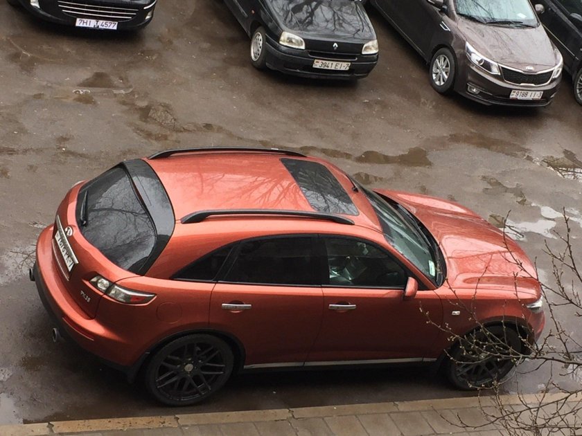 Красная машина с черной крышей