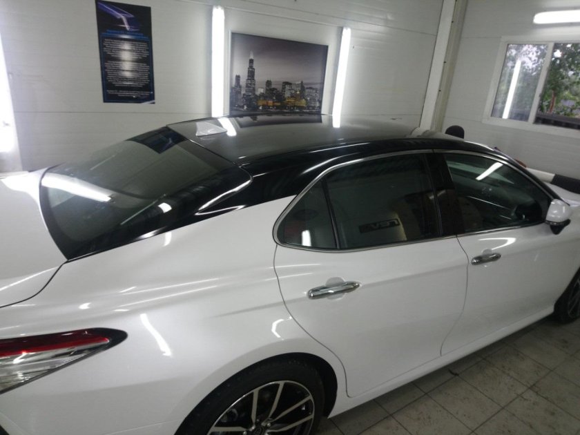 Тойота Камри 70 белая с черной крышей