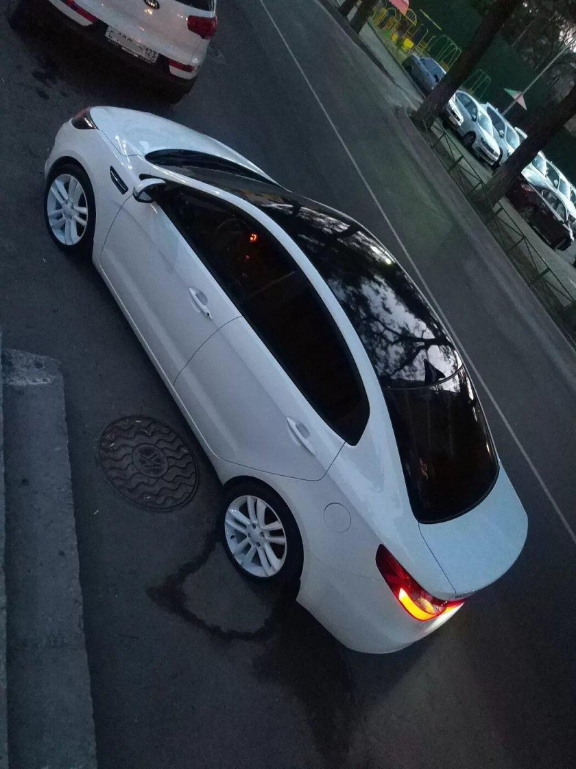 Черная крыша на белом авто