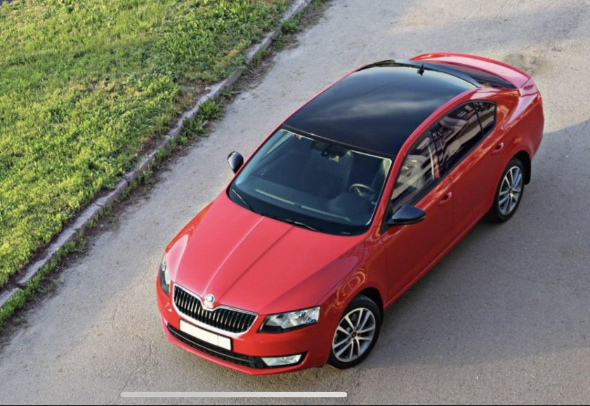 Шкода Октавия красная с черной крышей