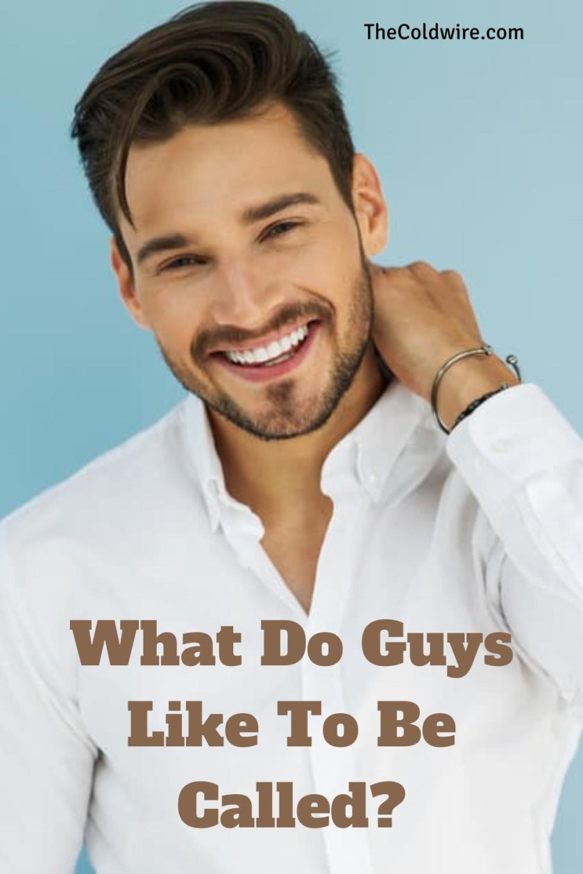 Парень улыбается