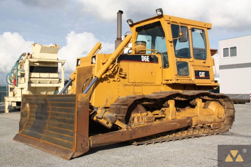 Катерпиллер бульдозер