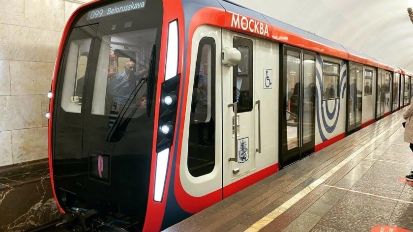 Поезд метро Москва 2020
