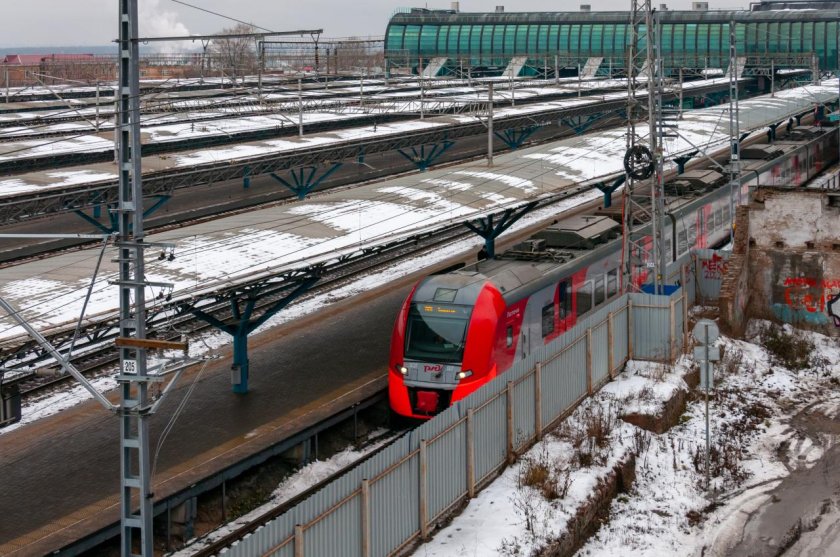 Поезд на рельсах
