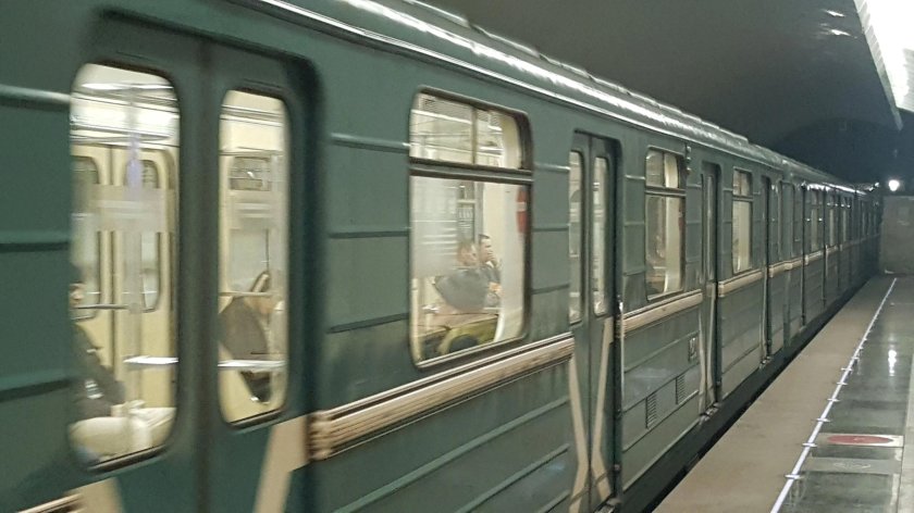 Поезд метро пришелец