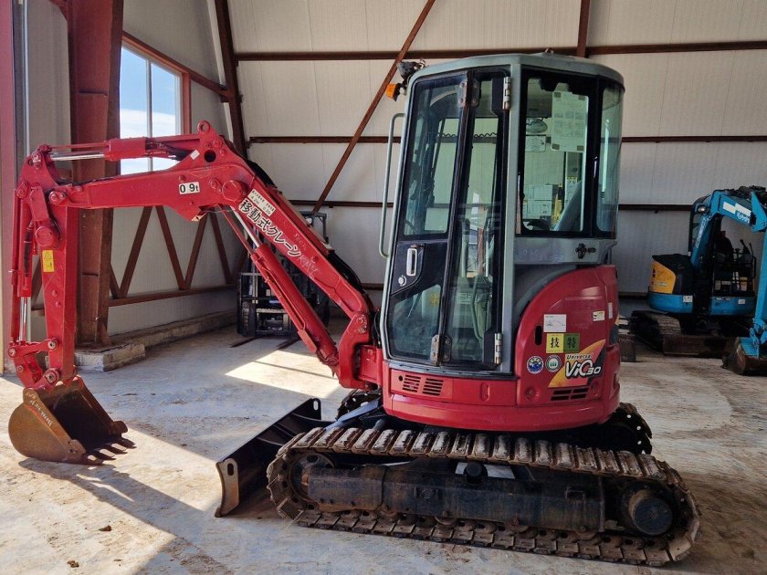 Компактный экскаватор