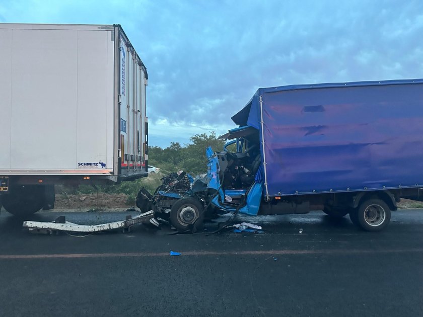 Газель врезалась в фуру