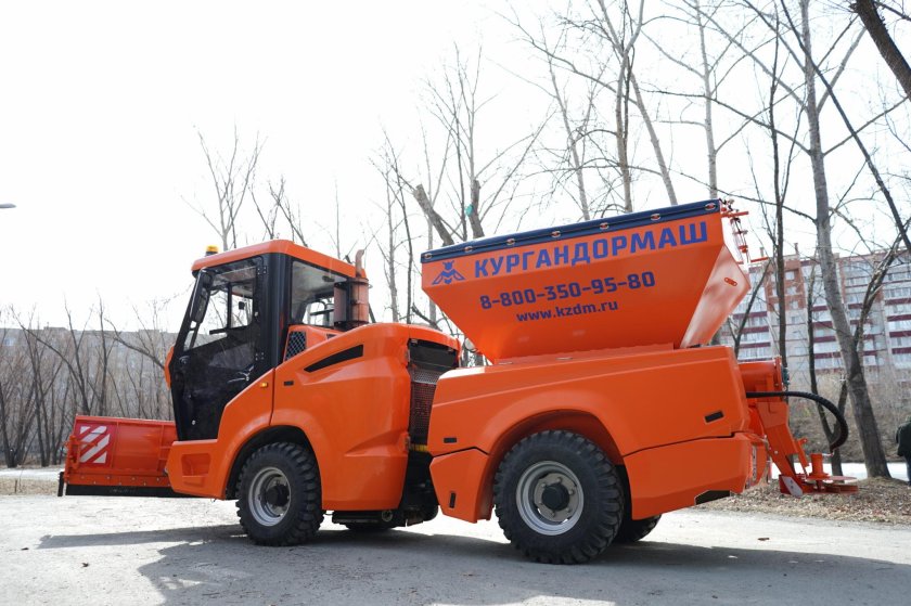 Универсальная Коммунальная машина УКМ-2500м