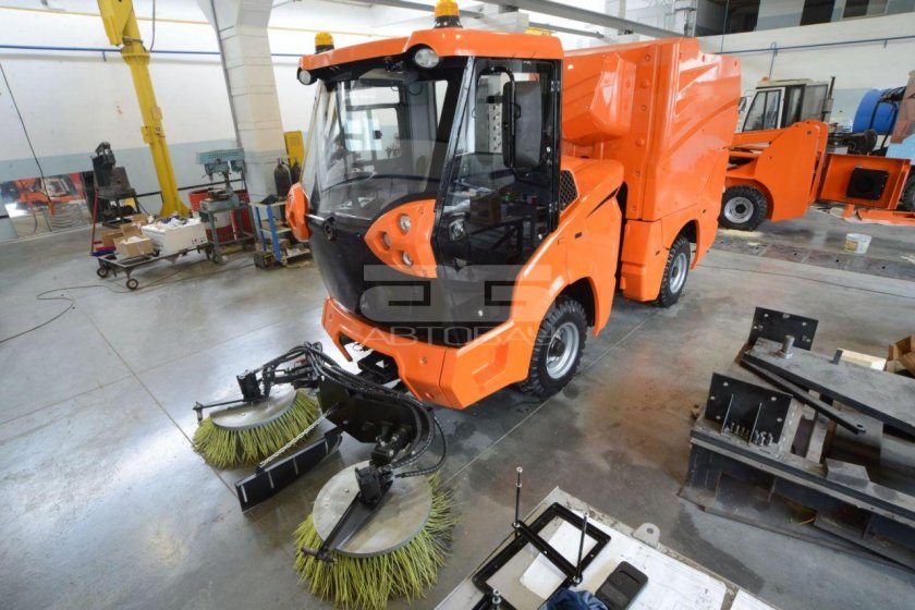 Укм-2500 универсальная коммунальная машина