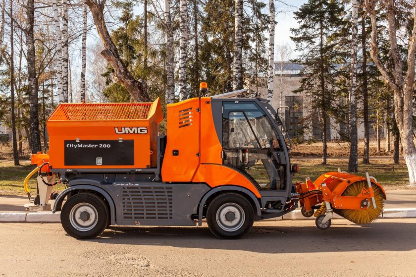 Коммунальная машина UMG км-2000
