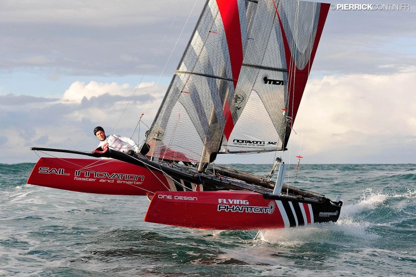 Глиссирующий парусный катамаран