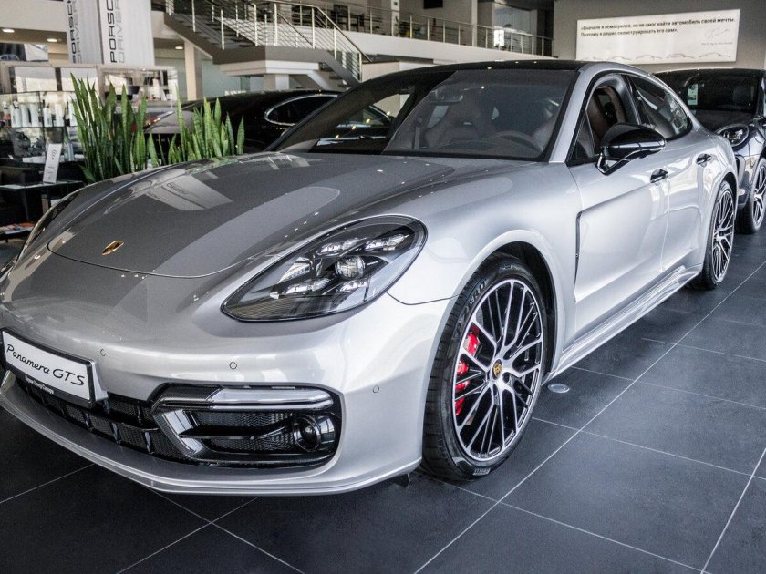 Порше Панамера 2022