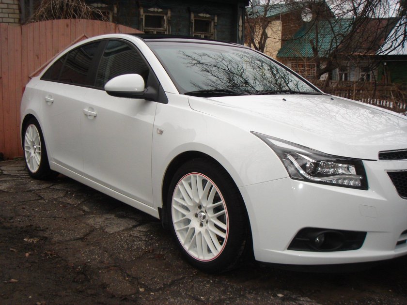 Белый Шевроле Круз колеса