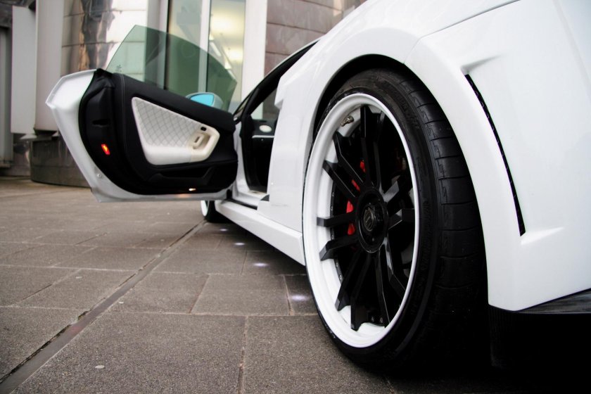 Черные диски на белой машине