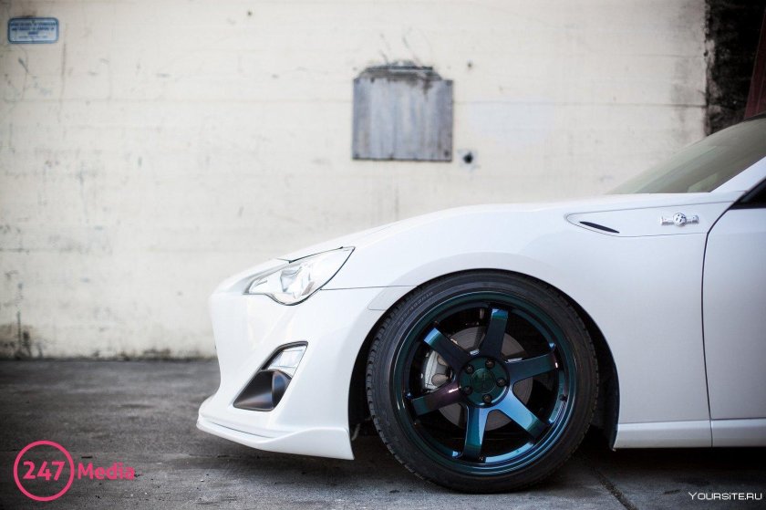 Диски на белой машине