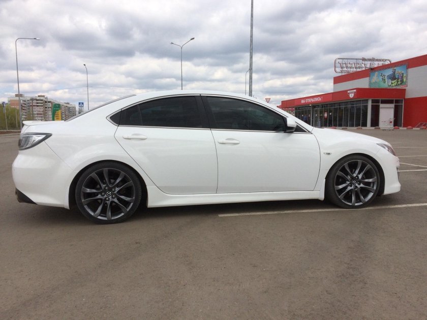 Белая Mazda GH r19