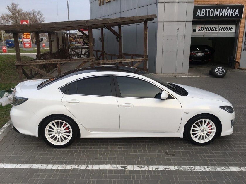 Белая Мазда 6 GH на дисках