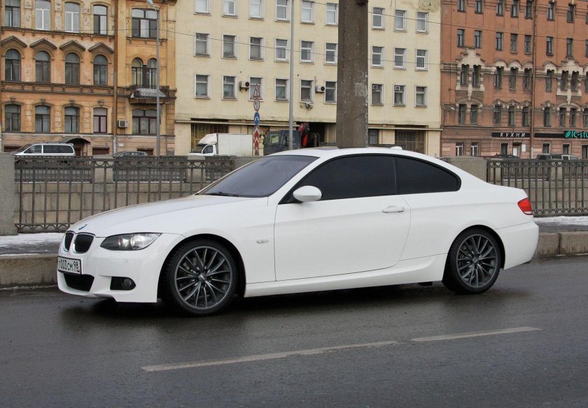 Белая БМВ 3 е92 с черными дисками