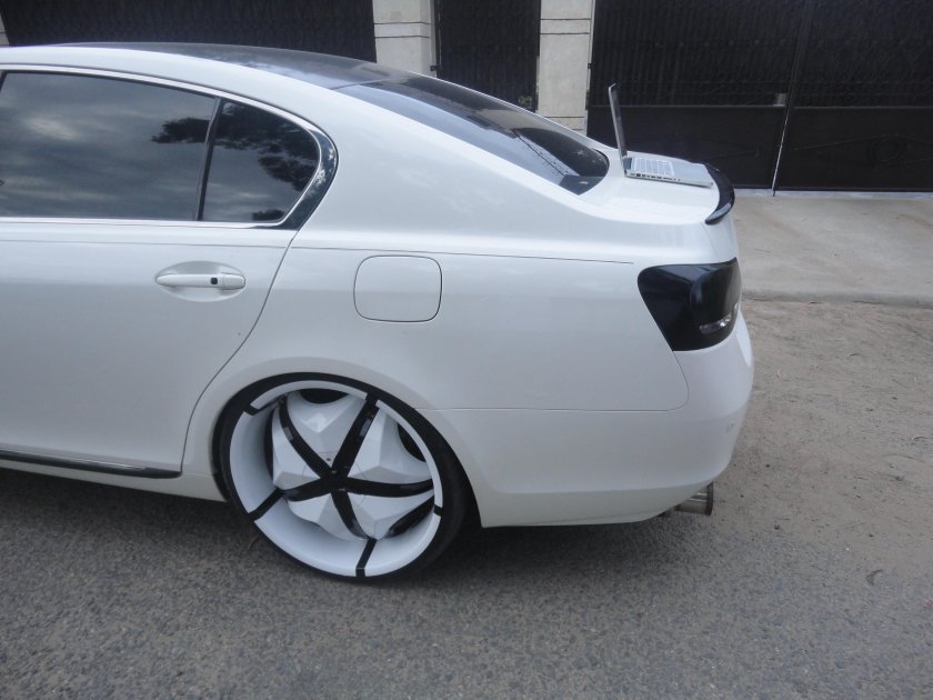 Lexus GS 300 на белых дисках