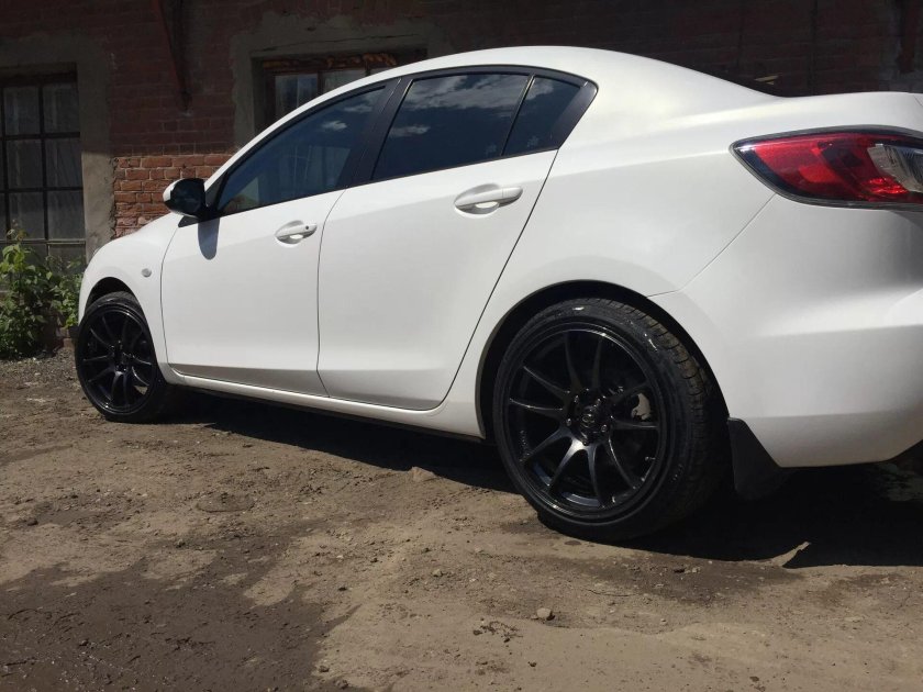 Белая Мазда 3 BL И черные глянцевые диски