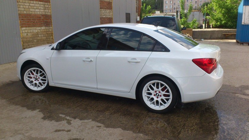 Шевроле Круз белый седан